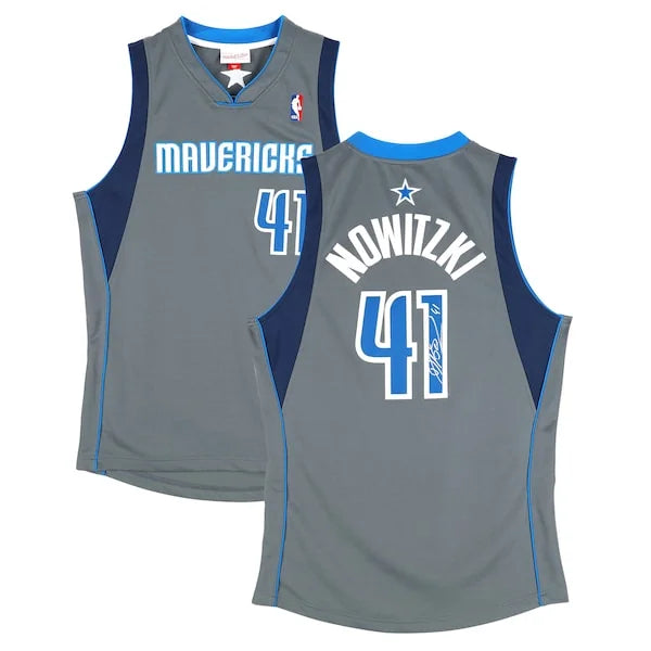Dirk Nowitzki Signed Dallas Mavericks Grey Jersey | 2003 Alternate